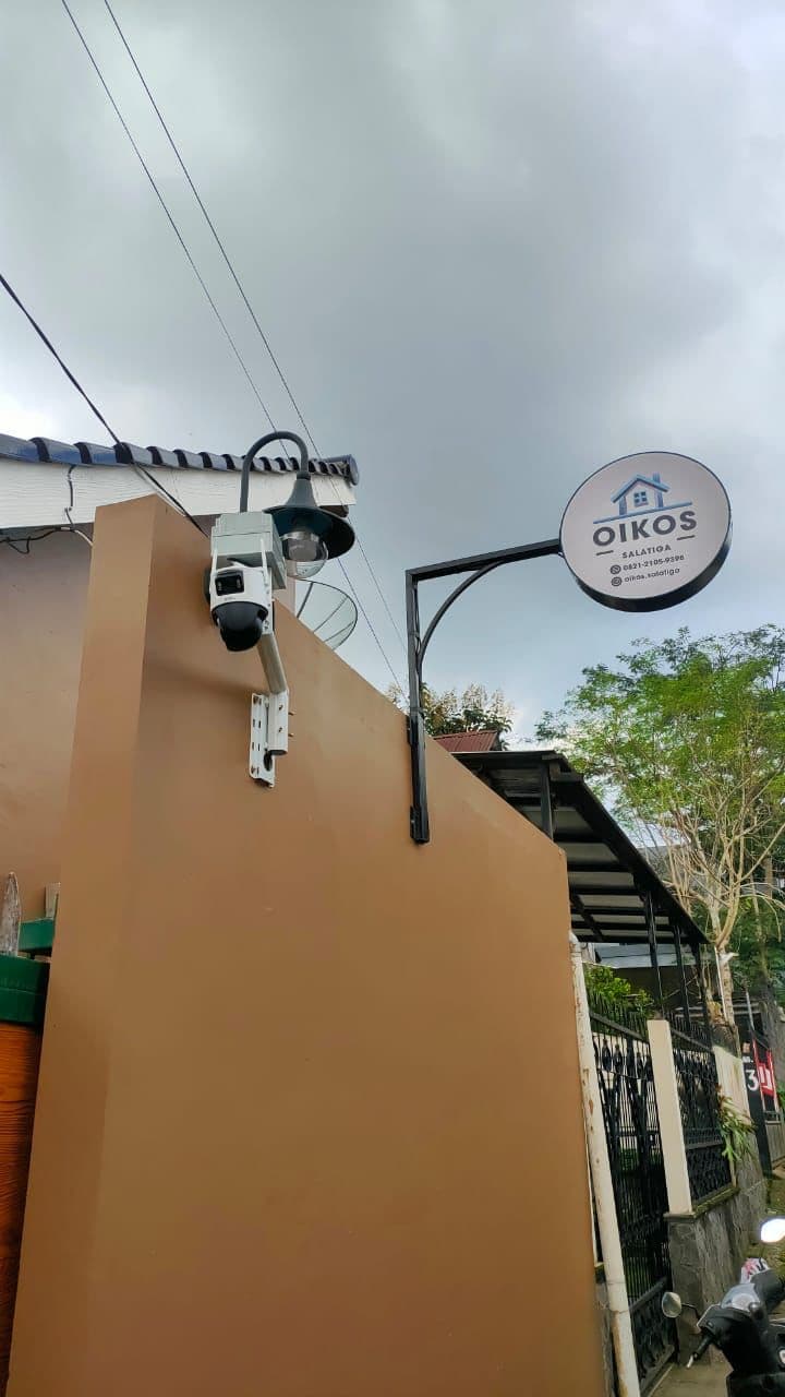 CCTV dan Papan Nama Oikos Salatiga