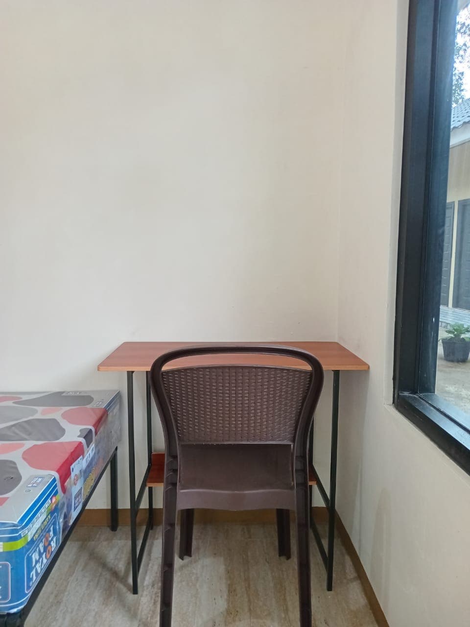 Meja dan Kursi Oikos Salatiga